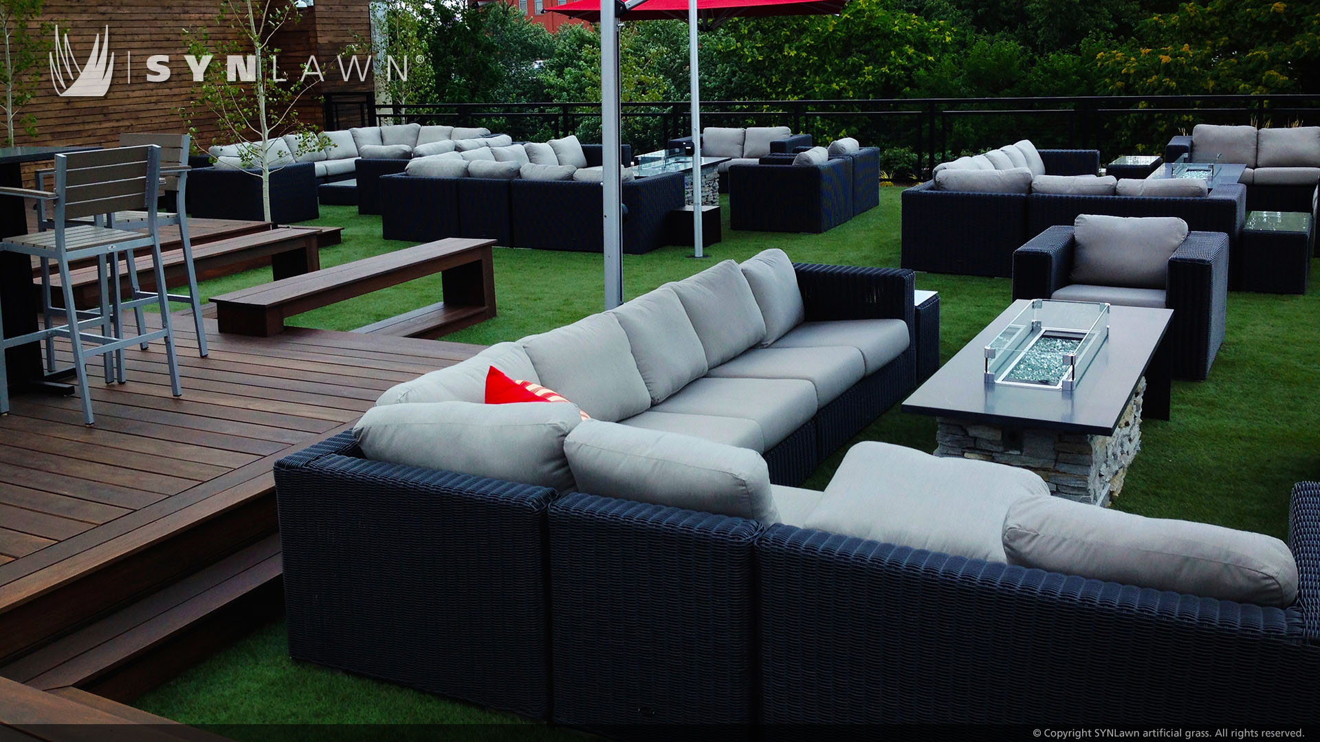 SYNLawn-artificial-grass-commercial-outdoor-dining-and-lounge-area.jpg