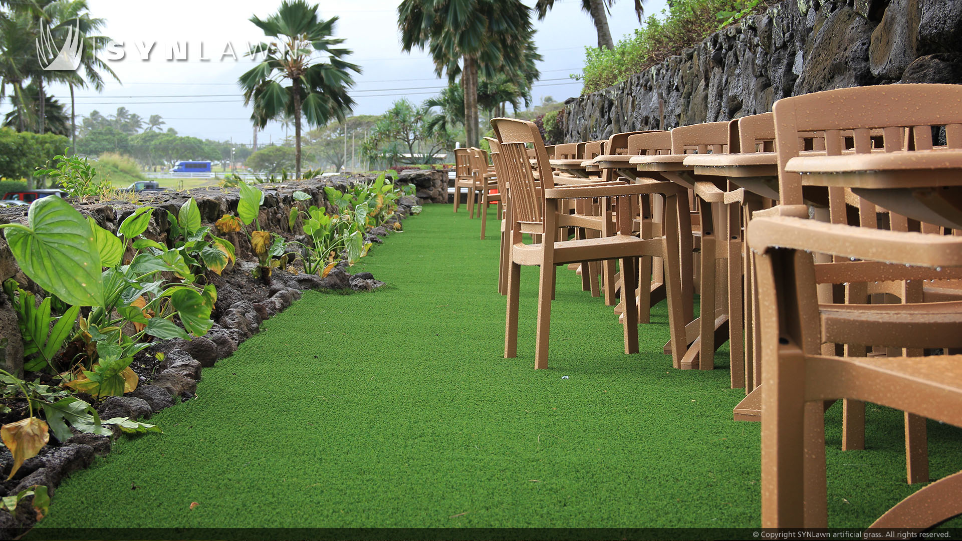 SYNLawn-artificial-grass-commercial-outdoor-dining-area-hawaii.jpg